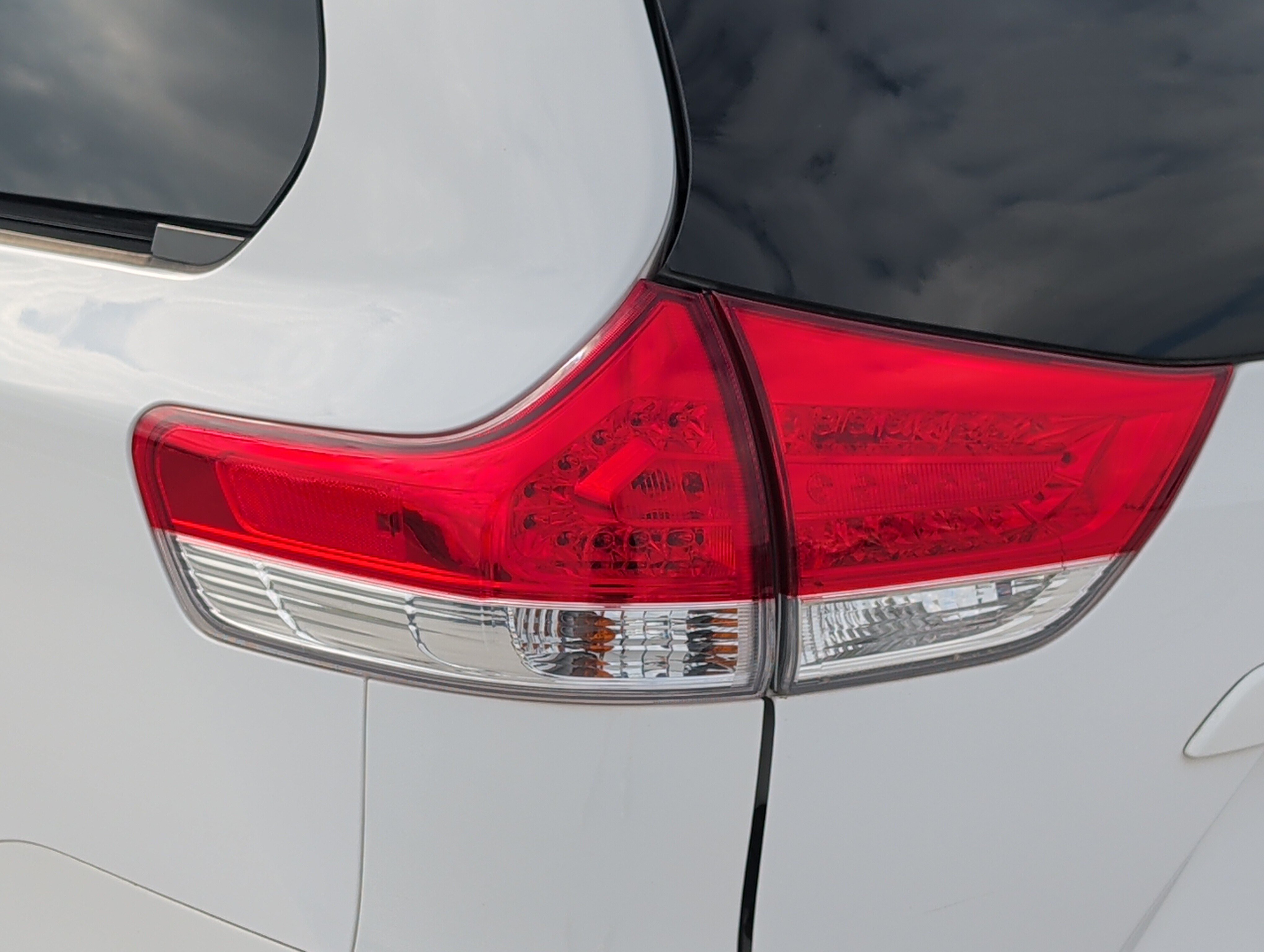 Used 2013 Toyota Sienna LE w/ Towing Pkg AWD/4WD image 17