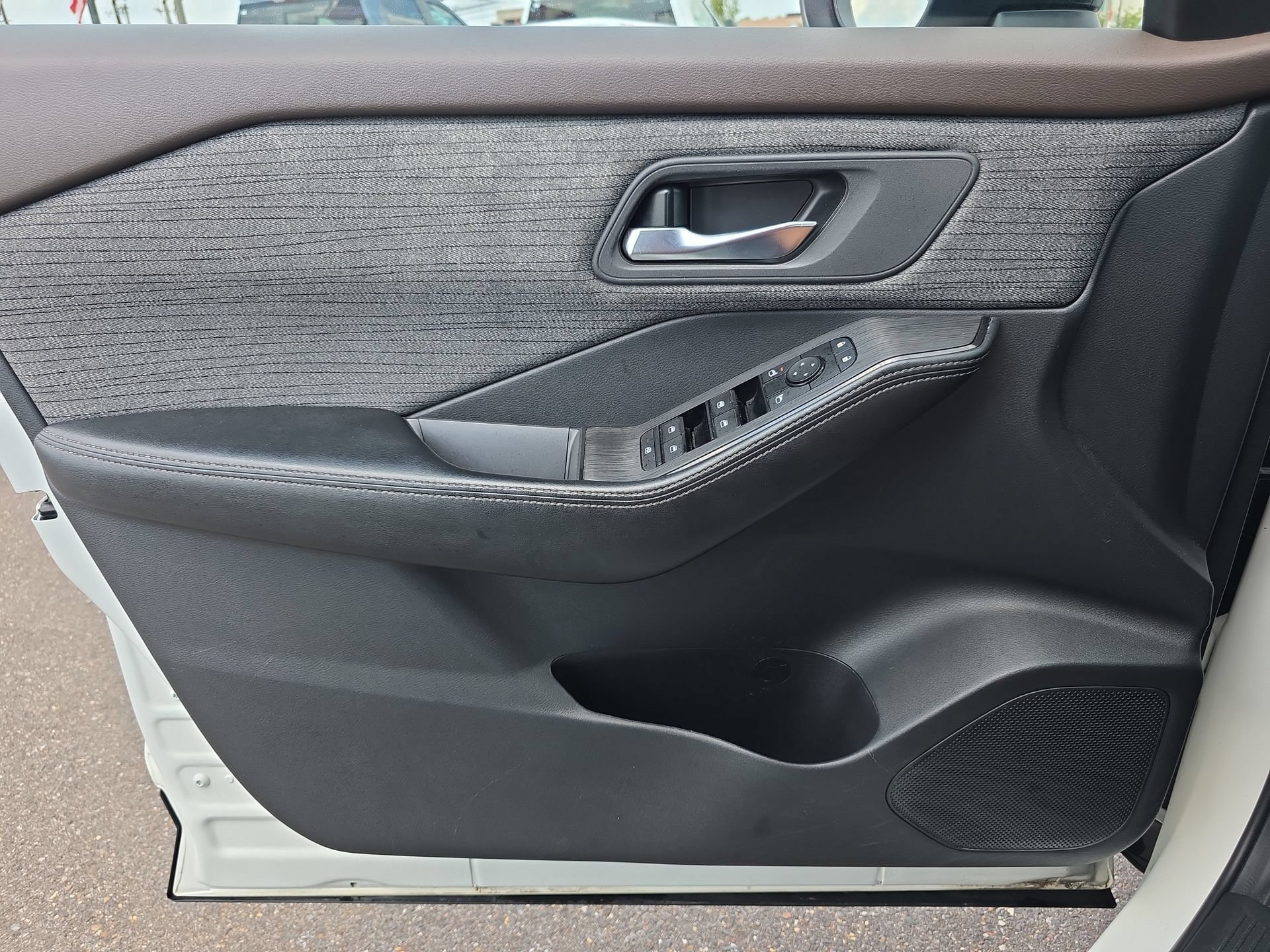 Used 2023 Nissan Rogue SV AWD/4WD image 17