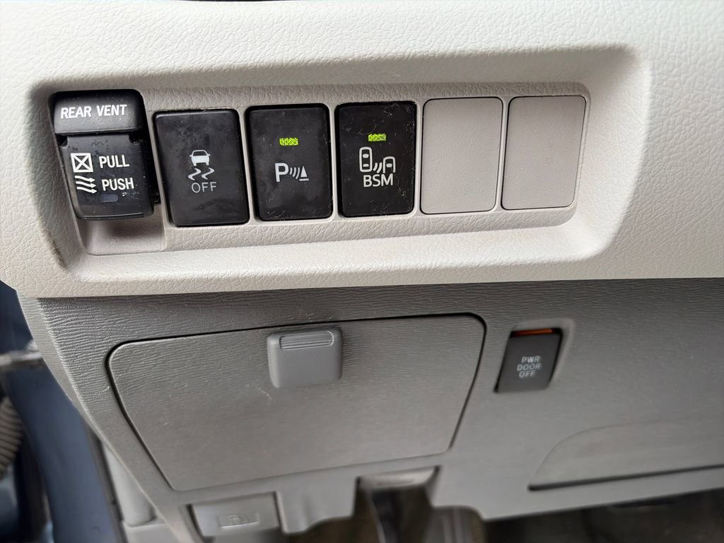 Used 2015 Toyota Sienna XLE w/ XLE Navigation Package FWD image 16