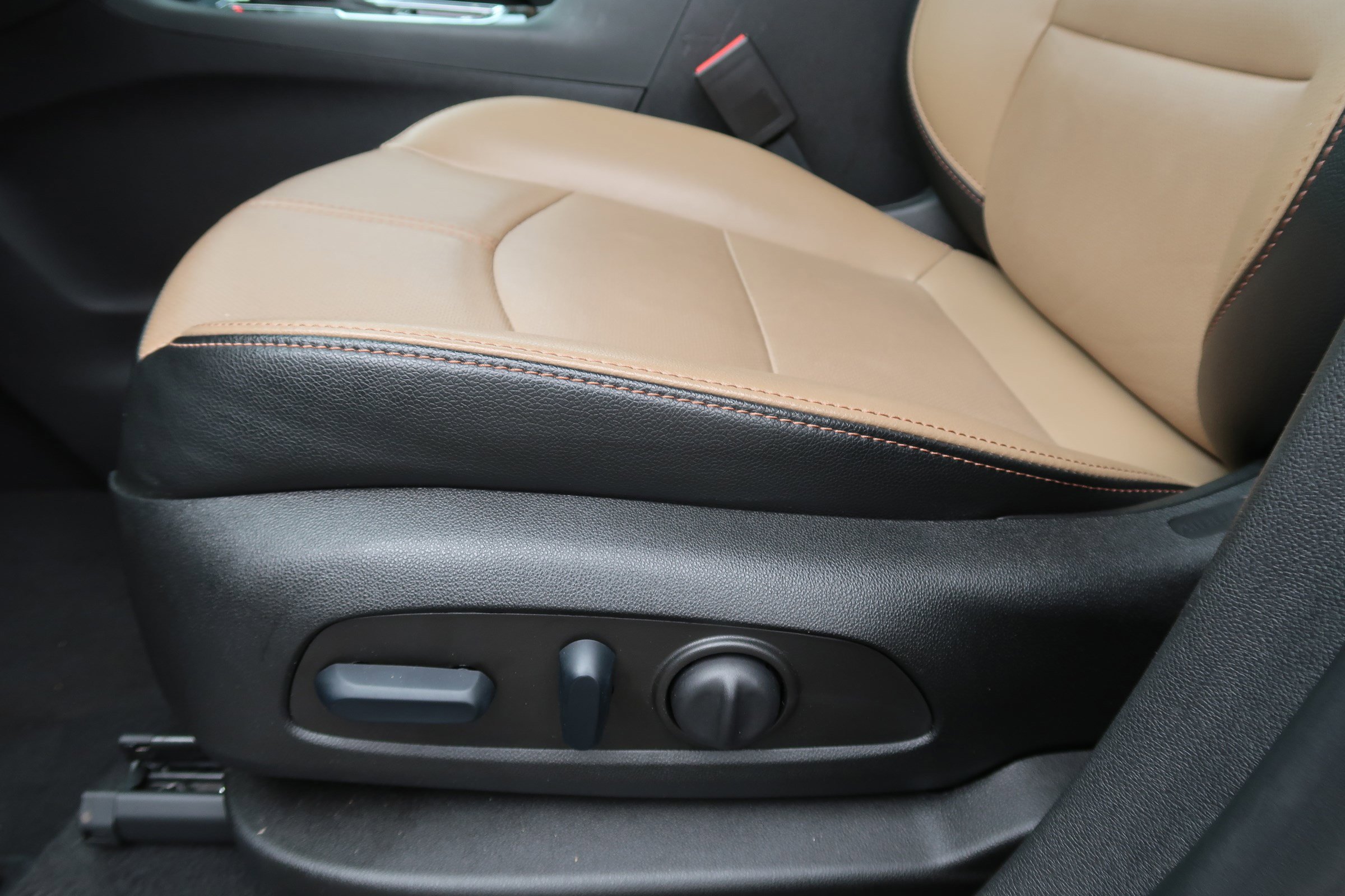 Used 2023 Chevrolet Equinox Premier image 16