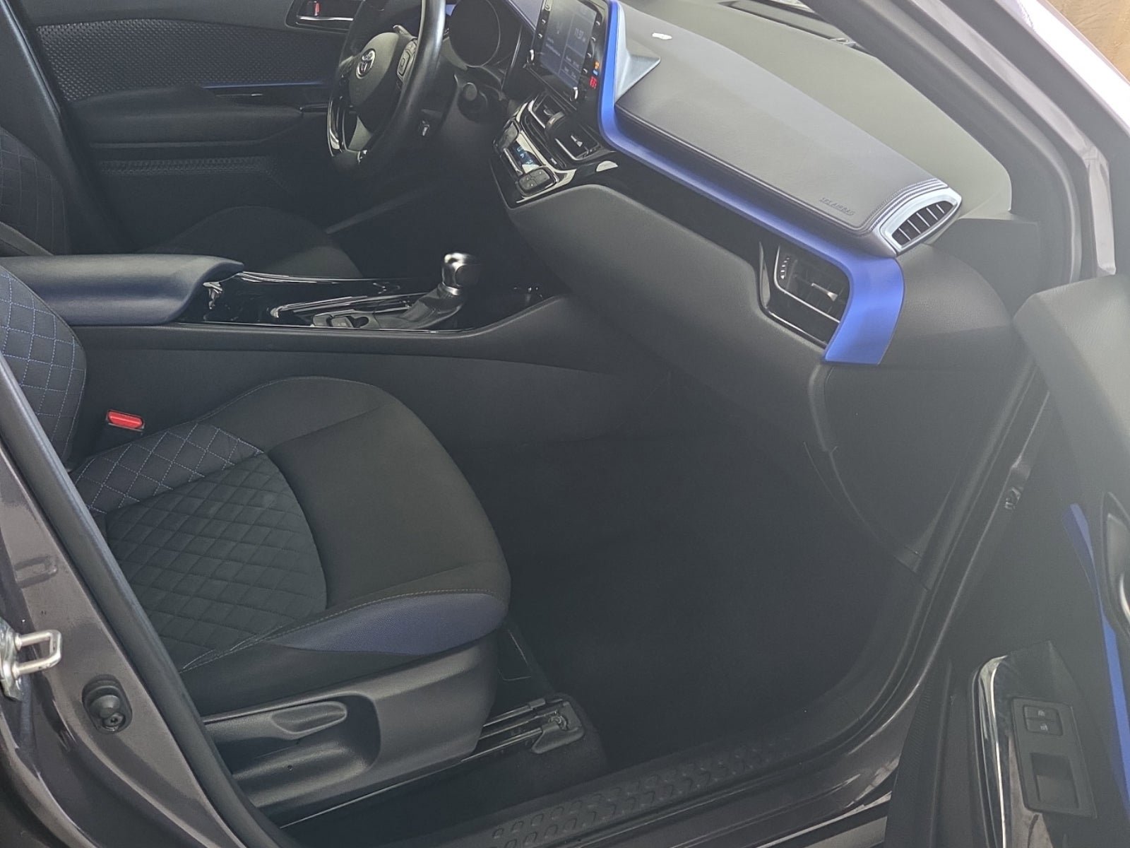 Used 2021 Toyota C-HR XLE FWD image 14