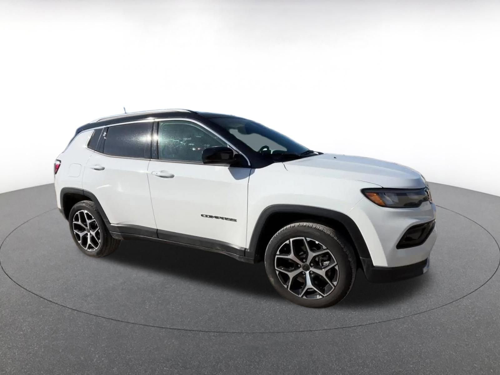 Used 2025 Jeep Compass Limited AWD/4WD image 2