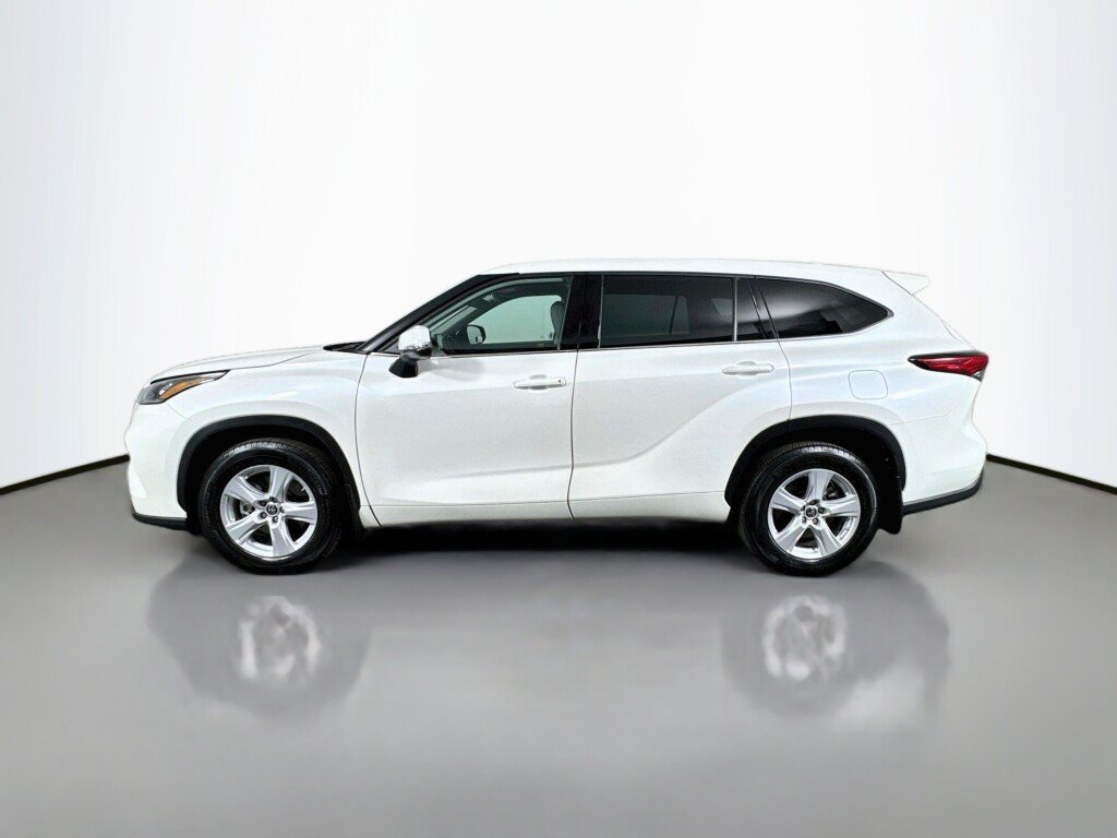 Used 2020 Toyota Highlander LE AWD/4WD image 2