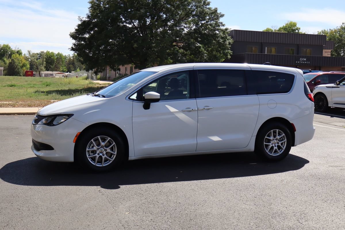Used 2022 Chrysler Voyager LX FWD image 10