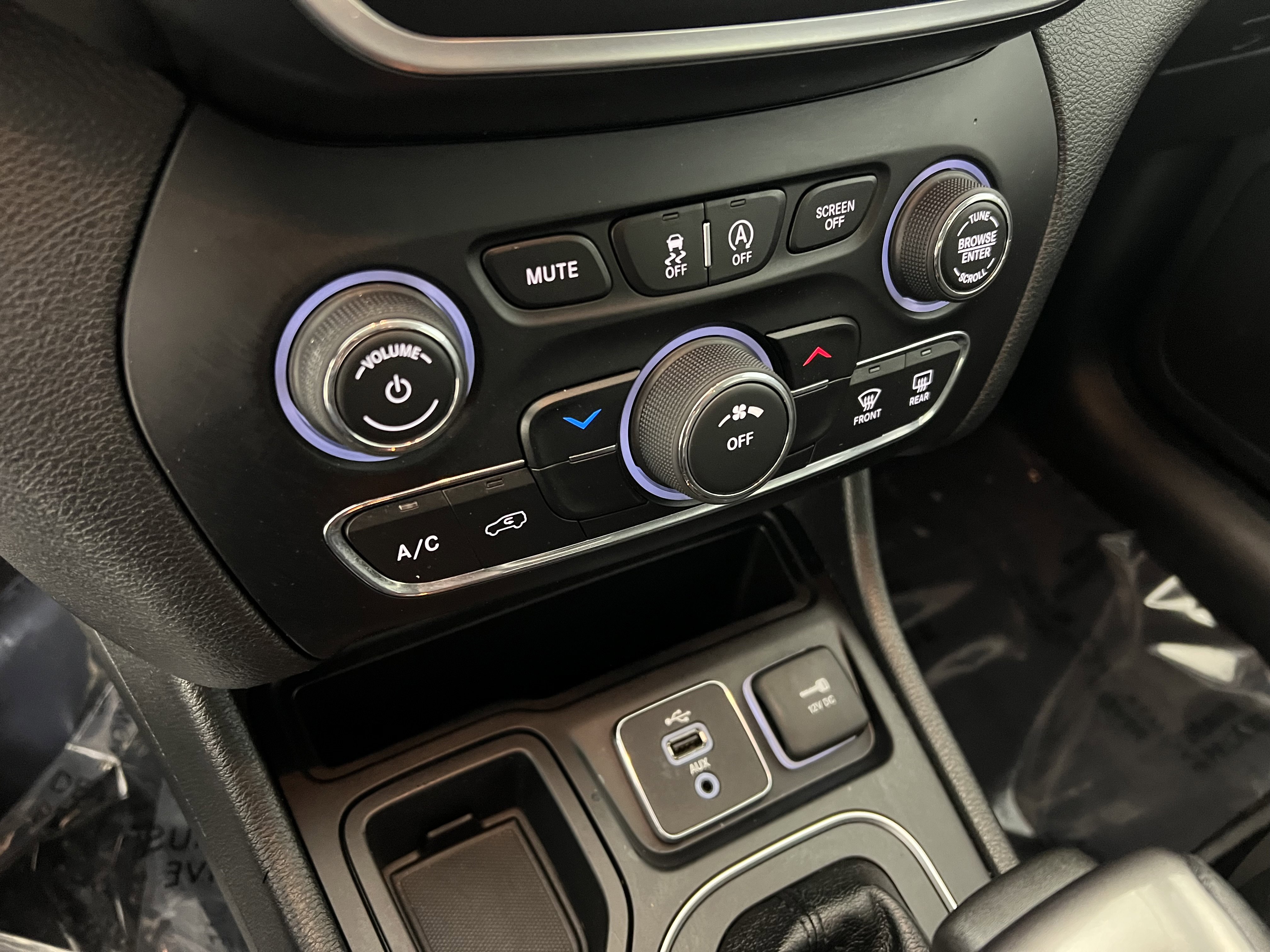 Used 2019 Jeep Cherokee Latitude w/ Popular Appearance Group image 30