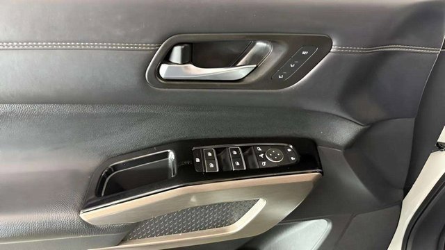 Used 2024 Nissan Pathfinder Platinum image 12