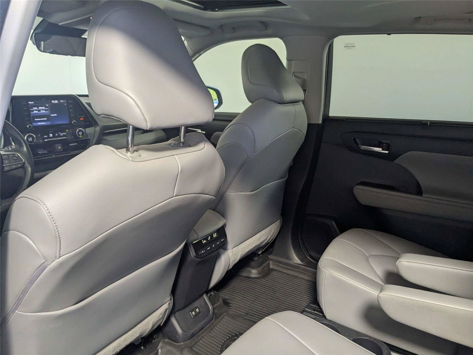 Certified 2020 Toyota Highlander XLE FWD image 38