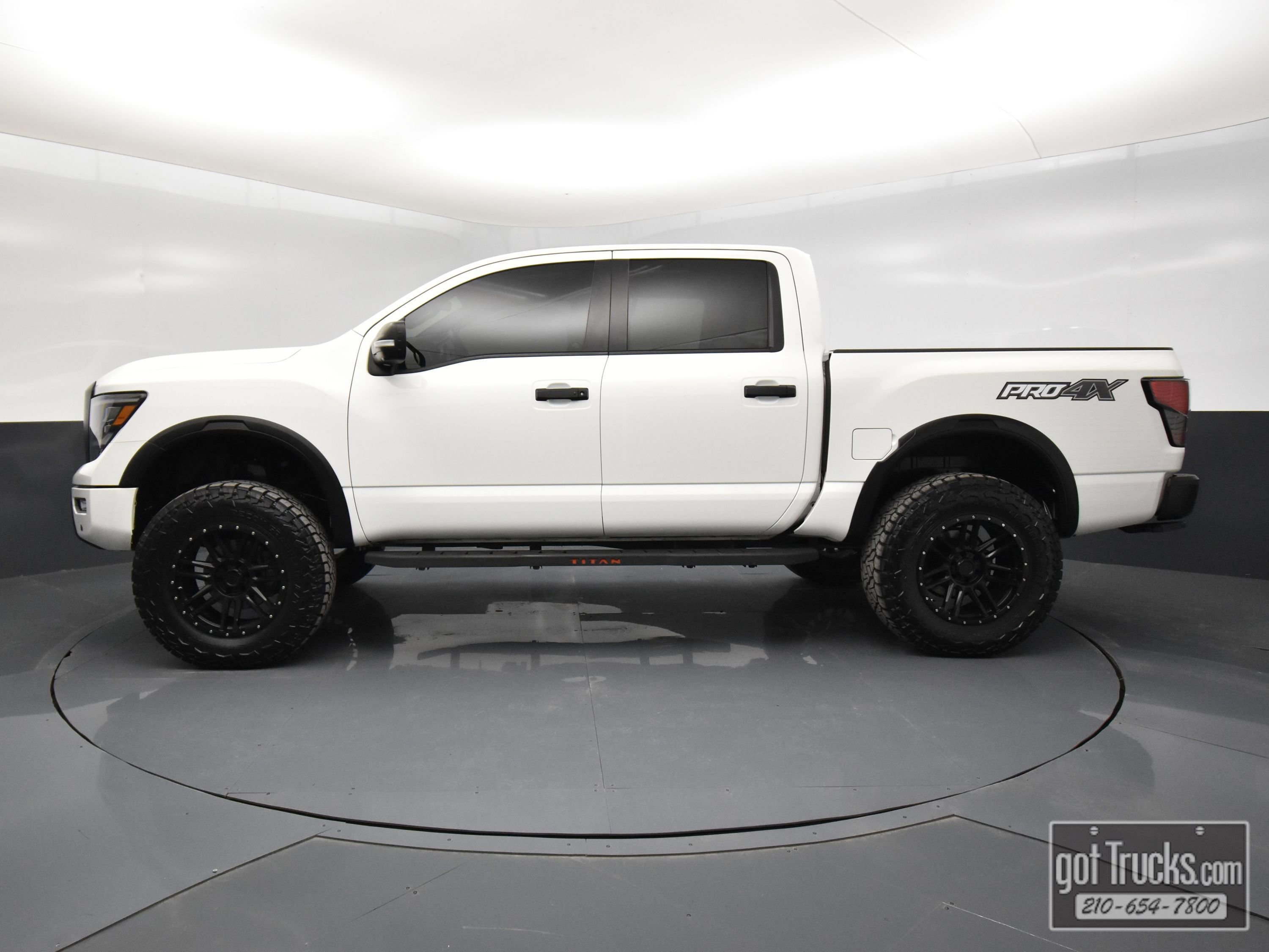 Used 2023 Nissan Titan PRO-4X w/ Pro-4x Convenience Package image 3