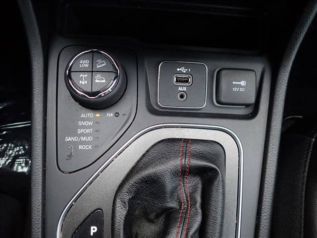Used 2020 Jeep Cherokee Trailhawk w/ Cold Weather Group AWD/4WD image 22