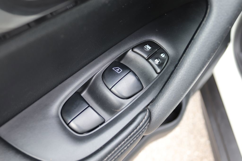 Used 2020 Nissan Rogue SV image 11