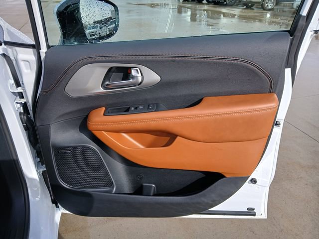 Used 2025 Chrysler Pacifica Pinnacle image 15