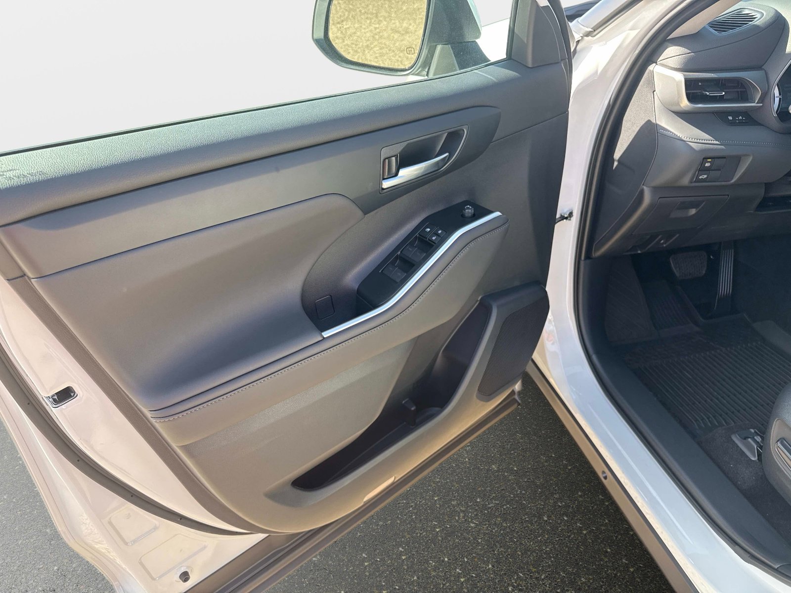 New 2026 Toyota Highlander XLE image 17