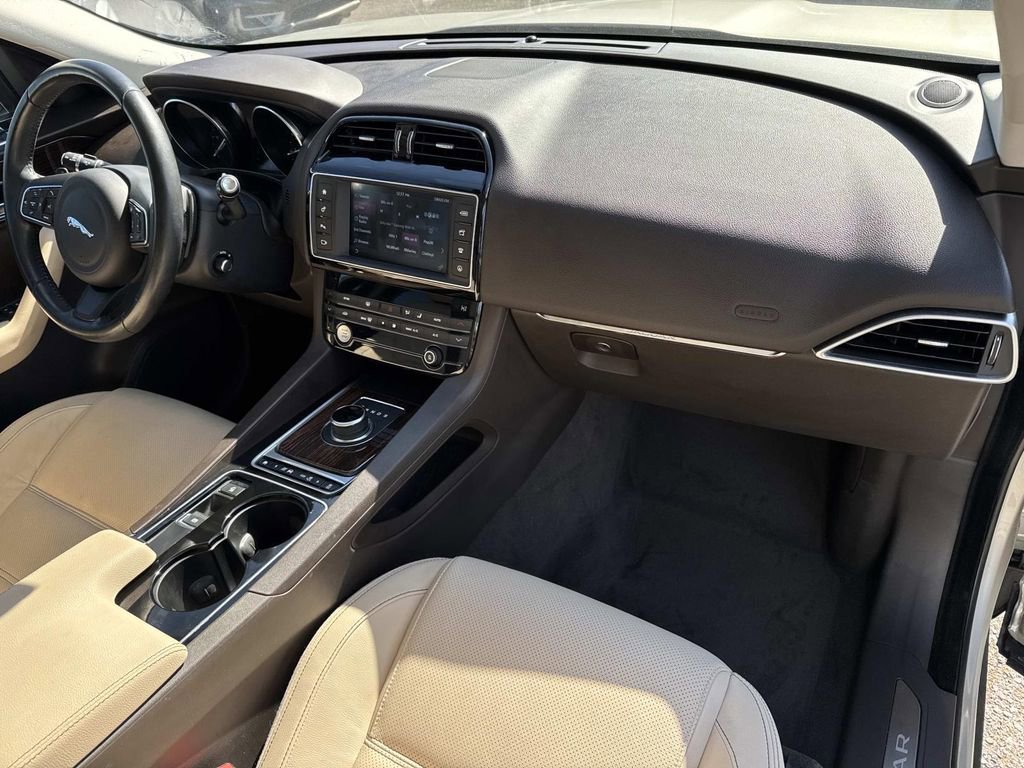 Used 2017 Jaguar F-PACE Prestige image 15