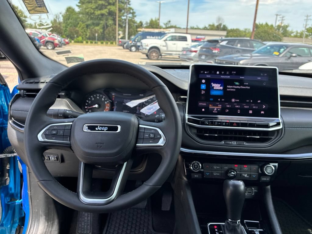 Used 2025 Jeep Compass Latitude w/ Convenience Group AWD/4WD image 23