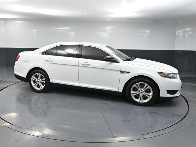 Used 2018 Ford Taurus SE FWD image 2