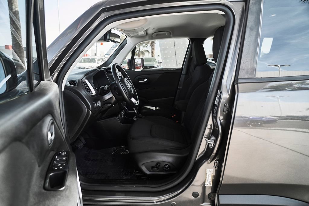 Used 2020 Jeep Renegade Latitude w/ UConnect 8.4 Nav Group AWD/4WD image 19