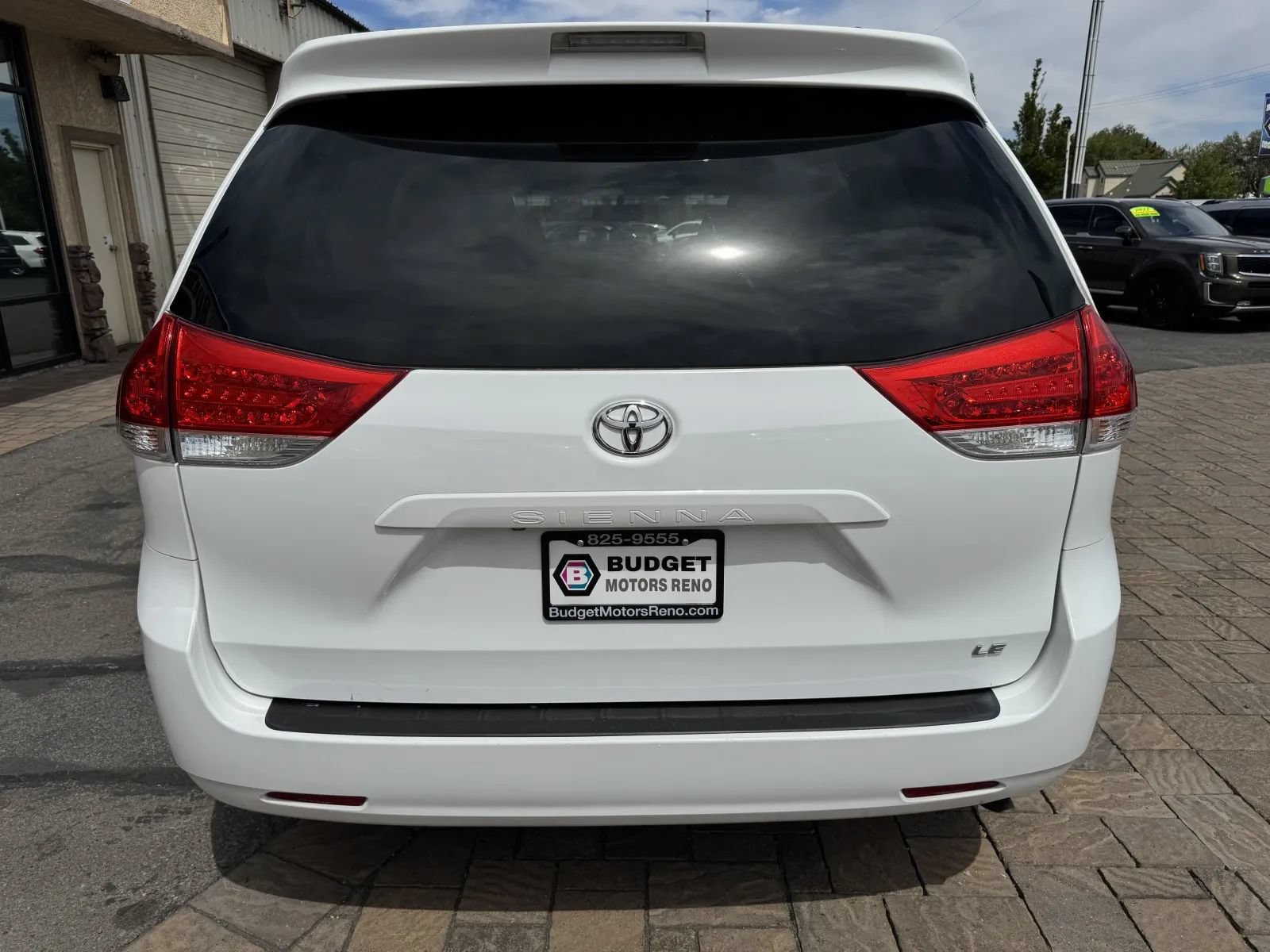 Used 2013 Toyota Sienna LE w/ Towing Pkg FWD image 3