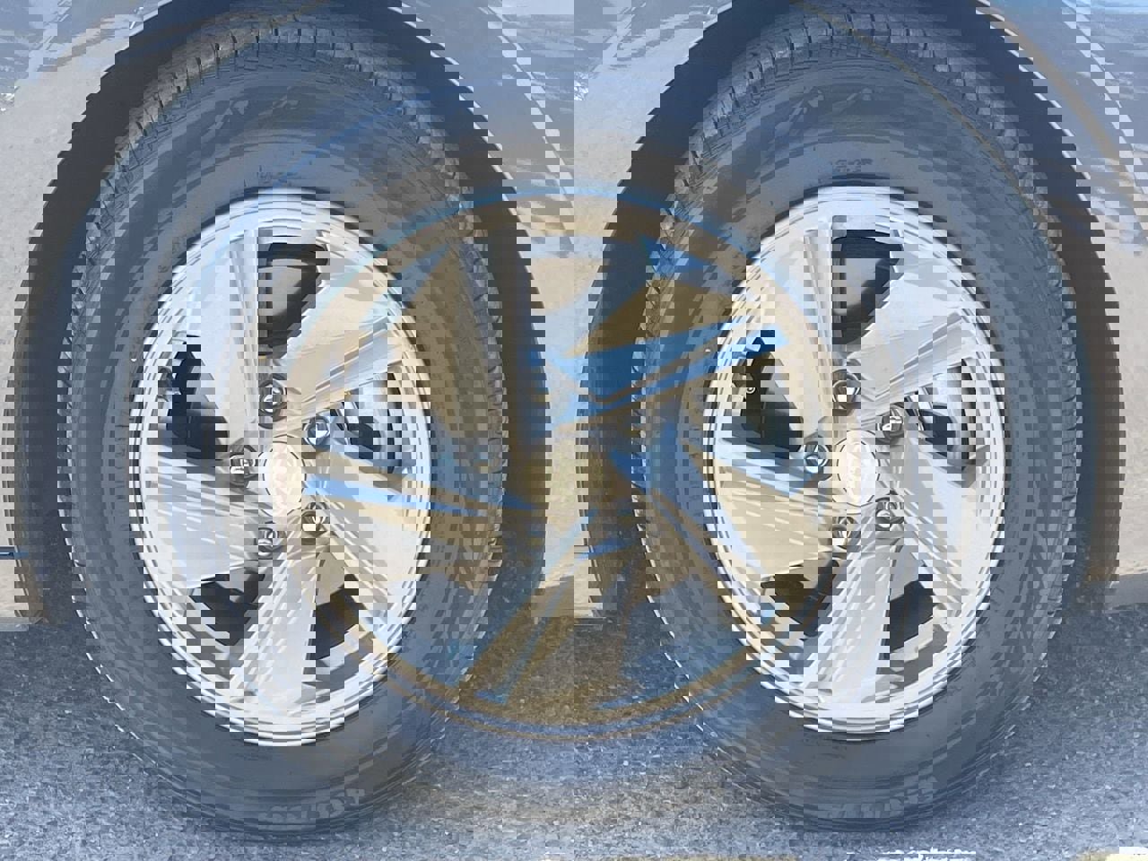 Certified 2024 Hyundai Elantra SE image 9