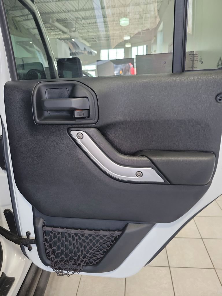 Used 2016 Jeep Wrangler Unlimited Rubicon AWD/4WD image 14