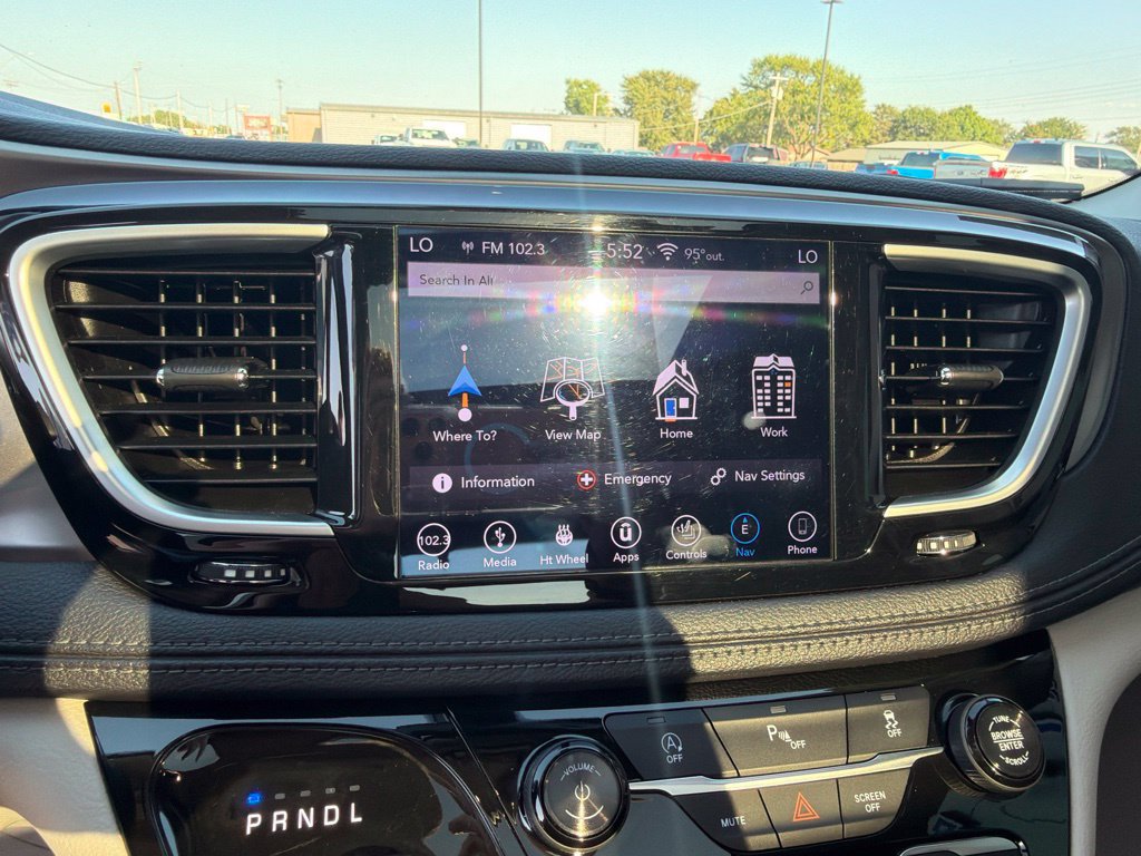 Used 2018 Chrysler Pacifica Limited FWD image 17