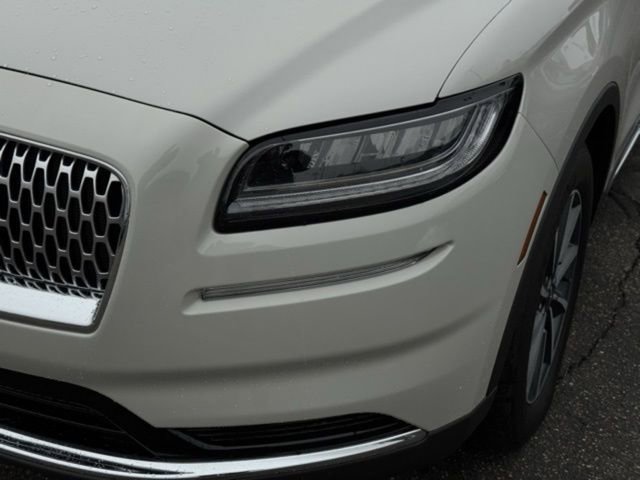Used 2022 Lincoln Nautilus AWD image 2