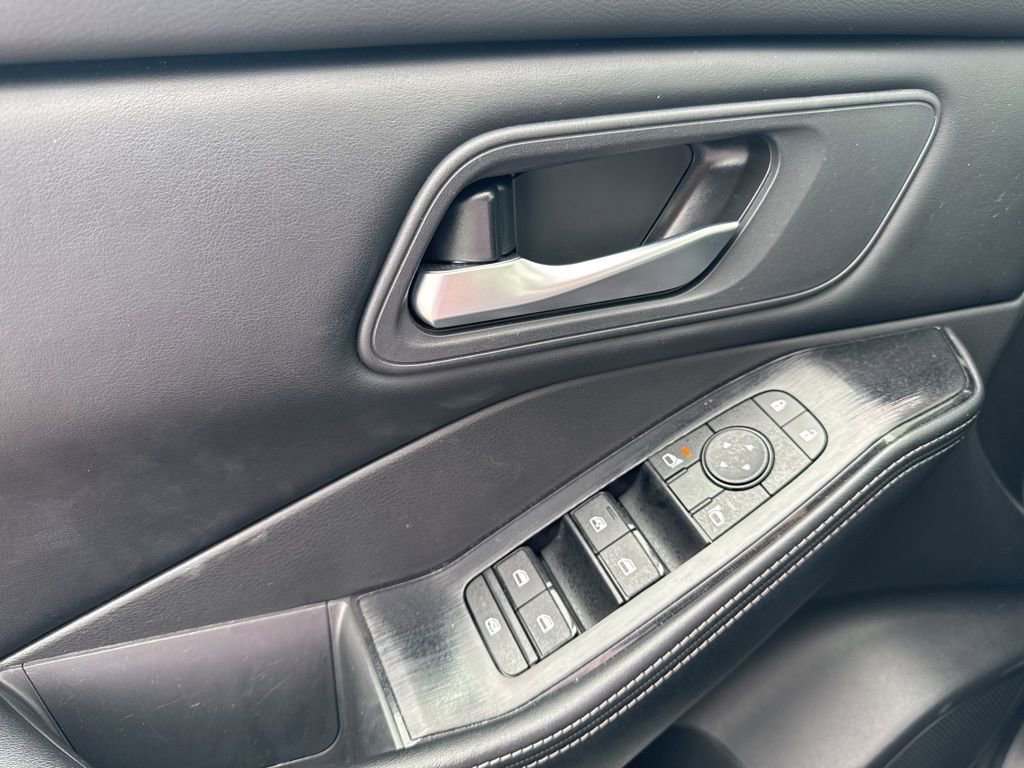 Used 2025 Nissan Rogue SV image 21