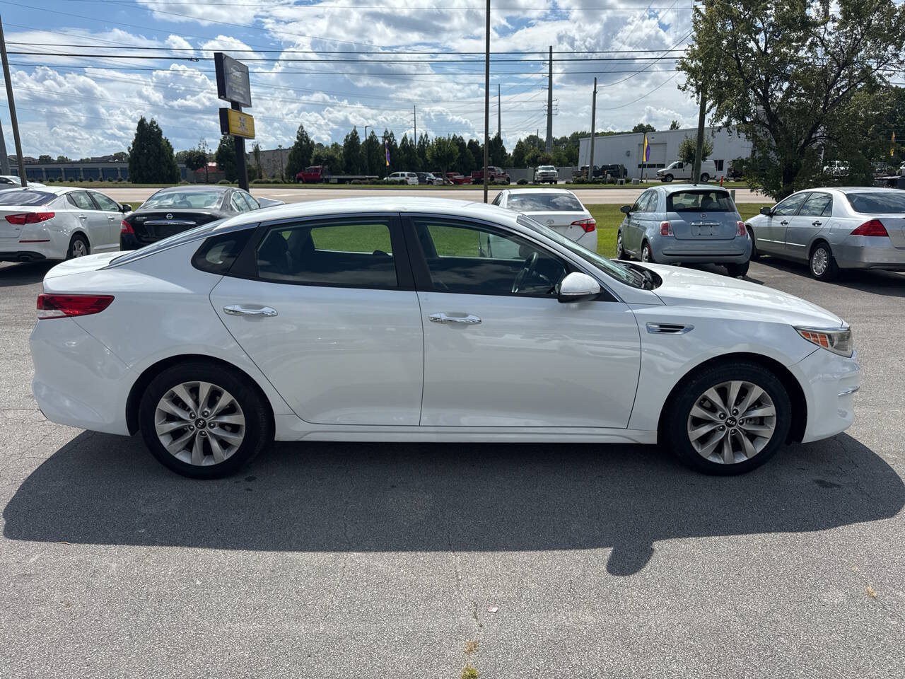 Used 2018 Kia Optima LX w/ 17" Alloy Wheels Package FWD image 4