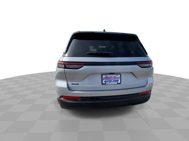 Used 2025 Jeep Grand Cherokee Altitude AWD/4WD image 9