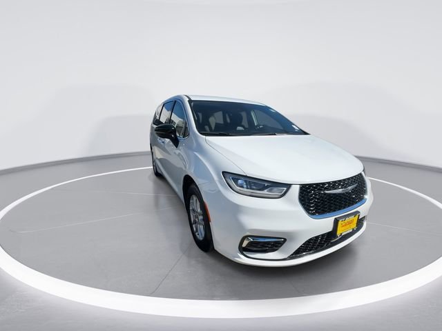 Certified 2024 Chrysler Pacifica Touring-L image 2