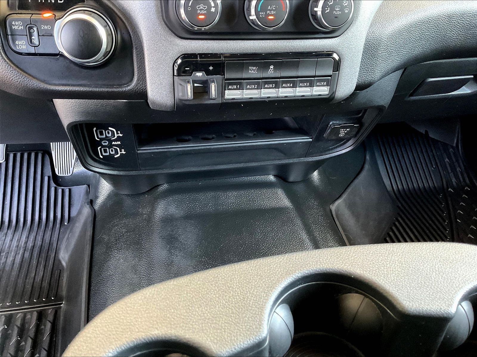 Used 2024 RAM 2500 Tradesman w/ Chrome Appearance Group AWD/4WD image 16
