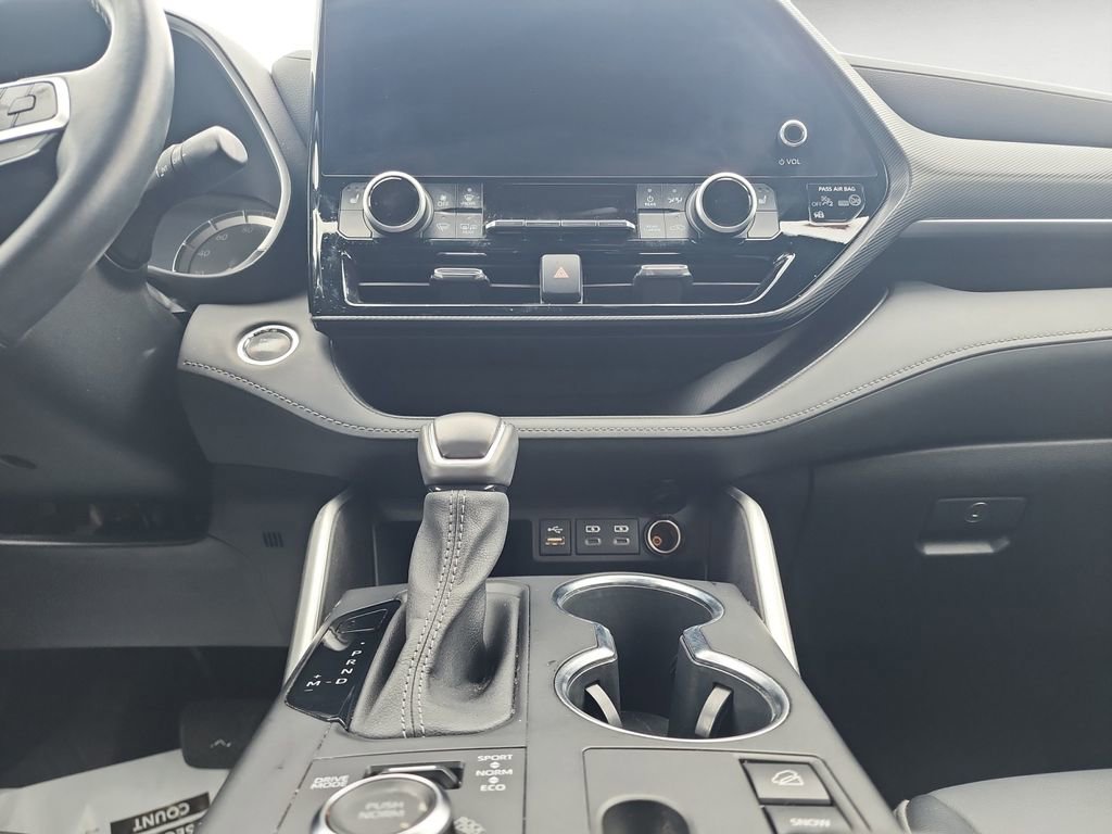 Used 2023 Toyota Highlander XSE image 11