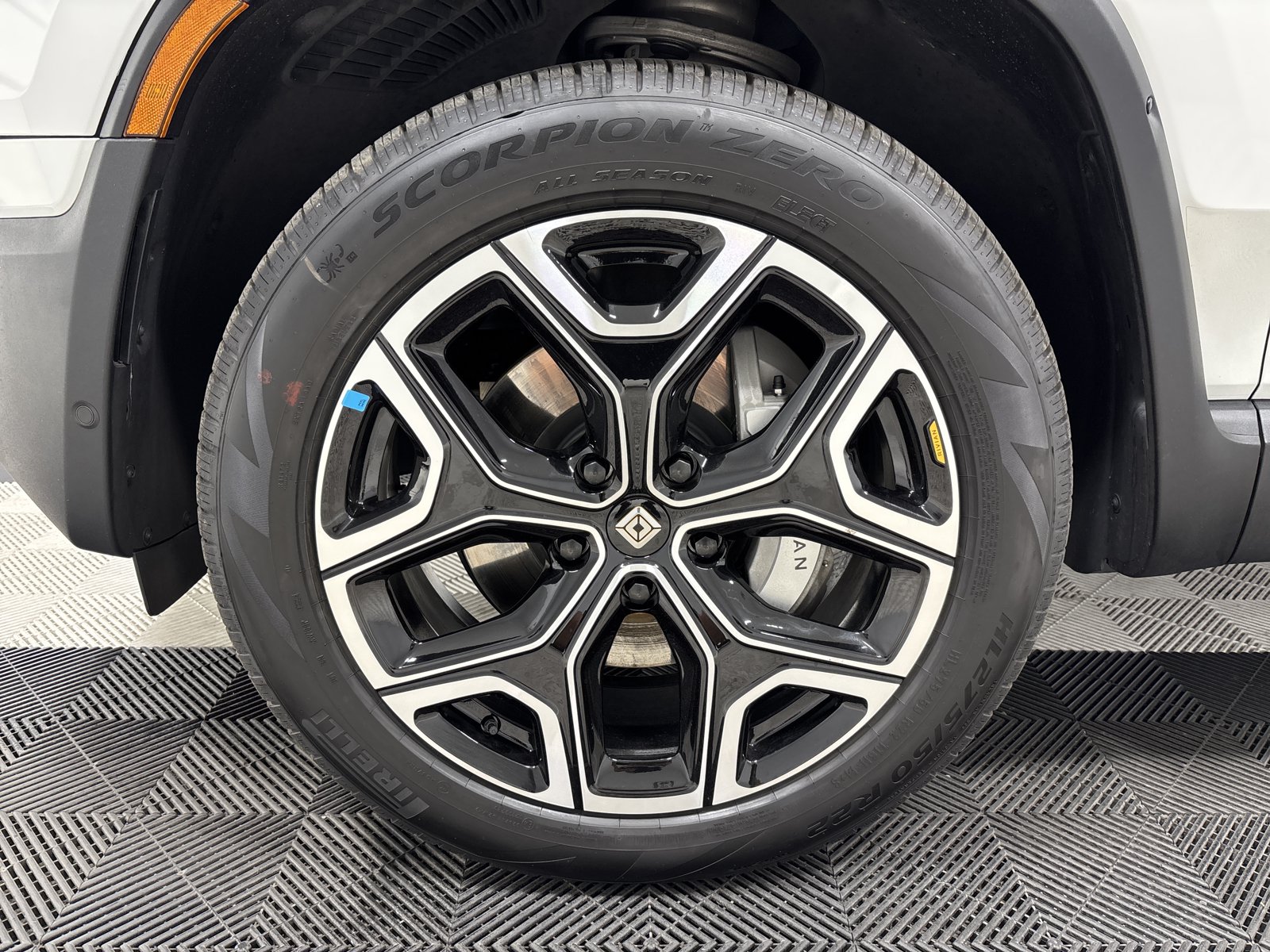 Used 2024 Rivian R1S Adventure AWD/4WD image 9