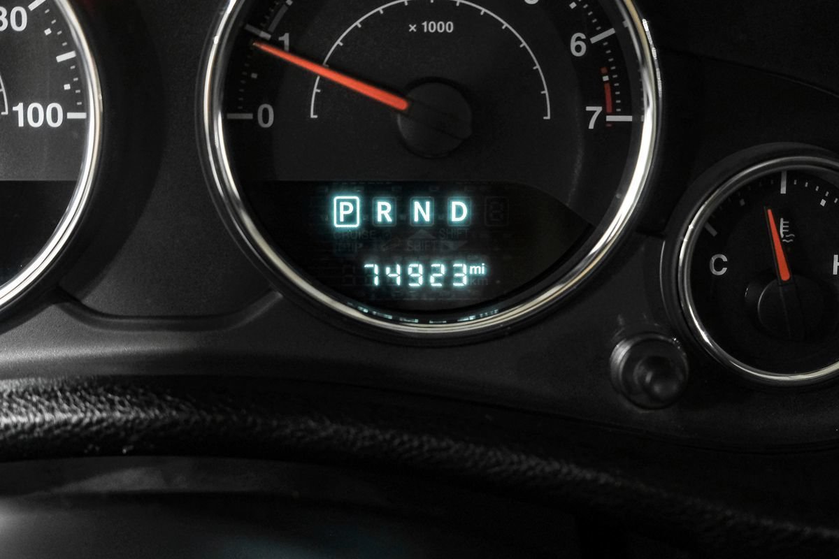 Used 2015 Jeep Wrangler Unlimited Sahara w/ Connectivity Group AWD/4WD image 22