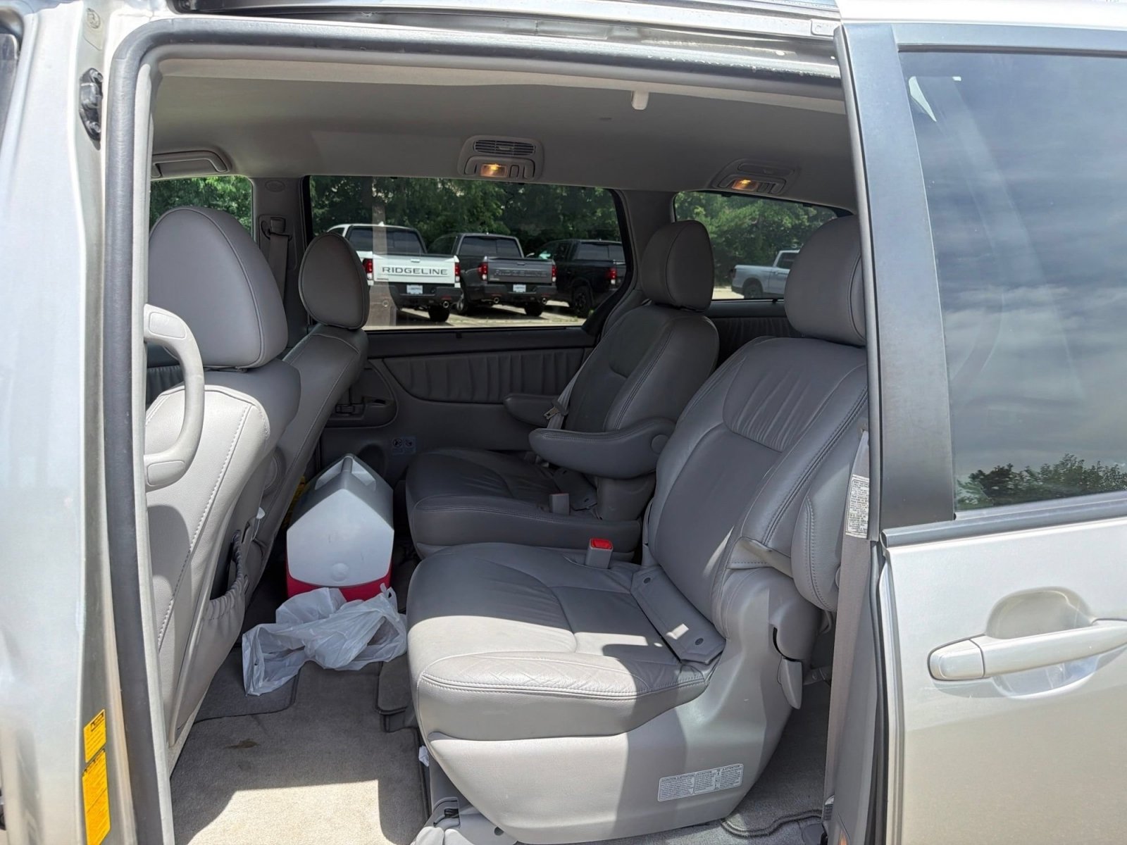 Used 2010 Toyota Sienna XLE FWD image 4