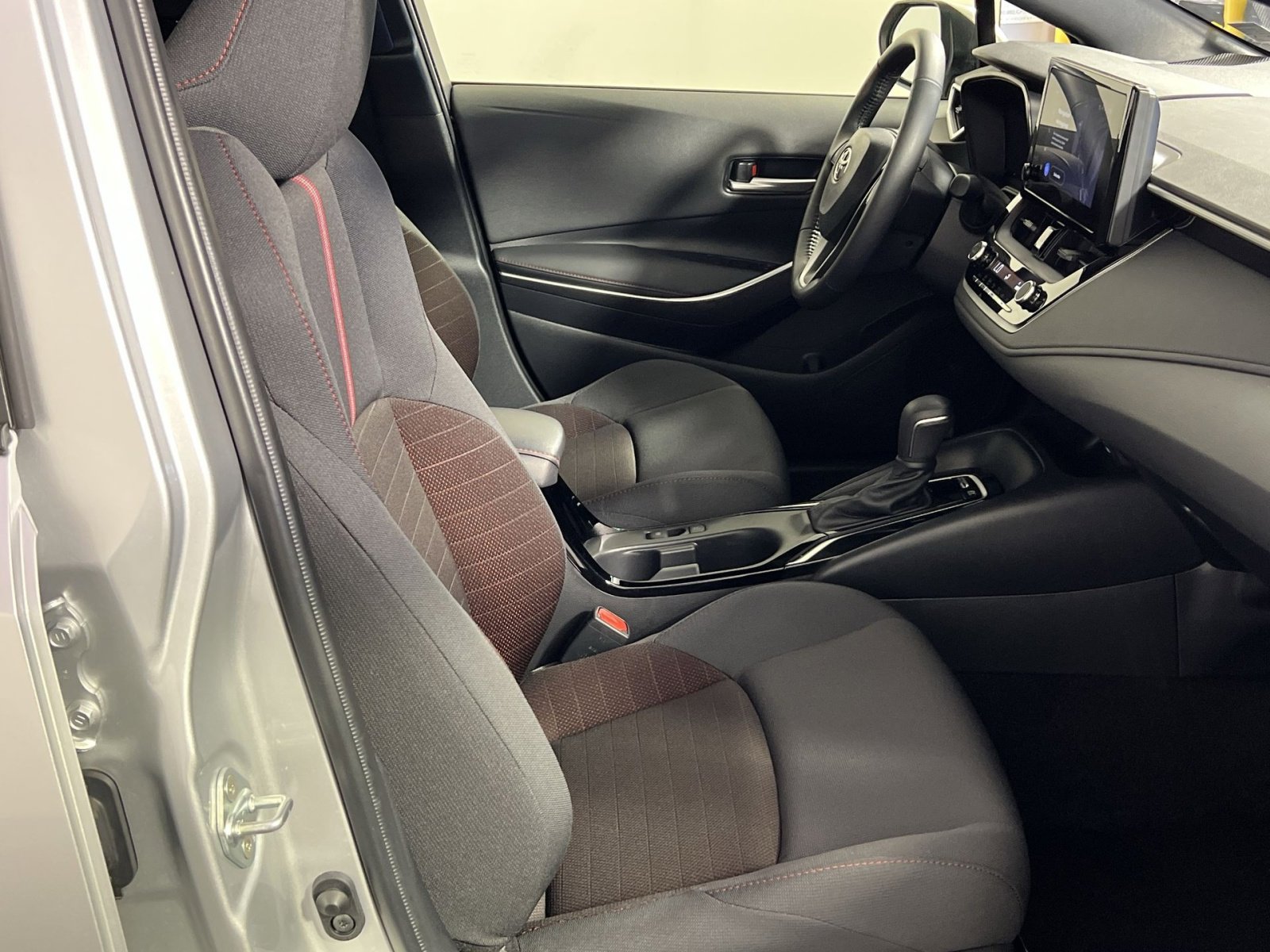 Used 2024 Toyota Corolla SE image 28