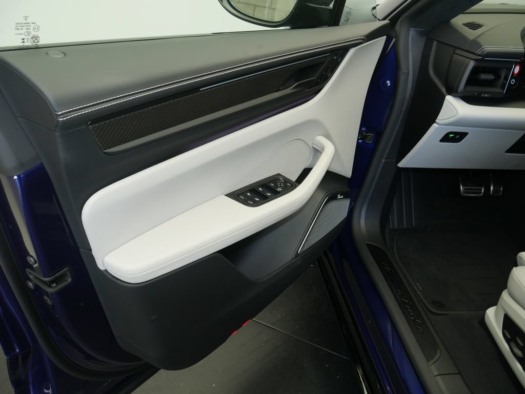 Certified 2026 Porsche Macan Turbo Electric AWD/4WD image 4