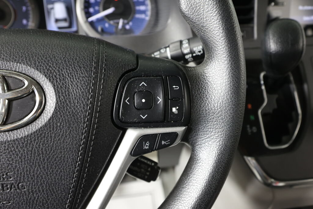 Used 2018 Toyota Sienna LE FWD image 29