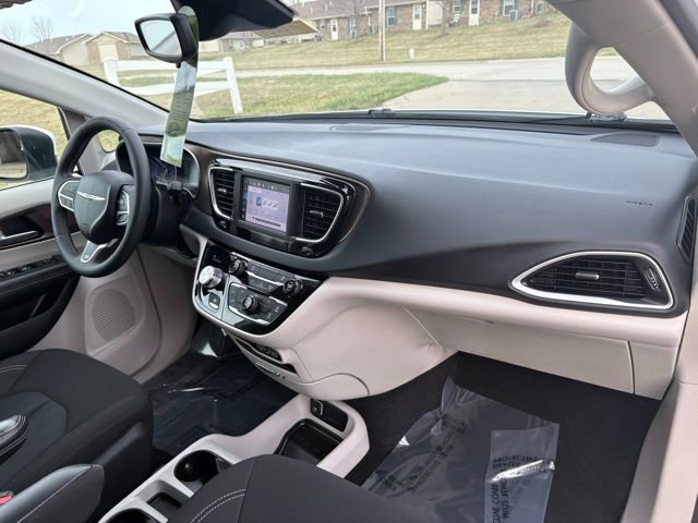 Used 2023 Chrysler Voyager LX image 20