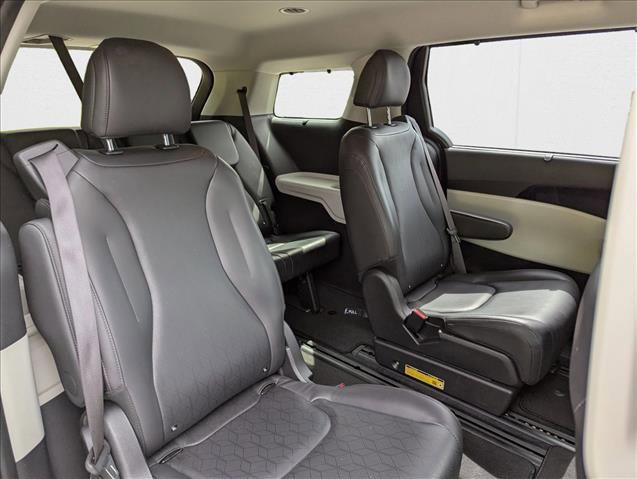 Used 2024 Kia Carnival EX image 23