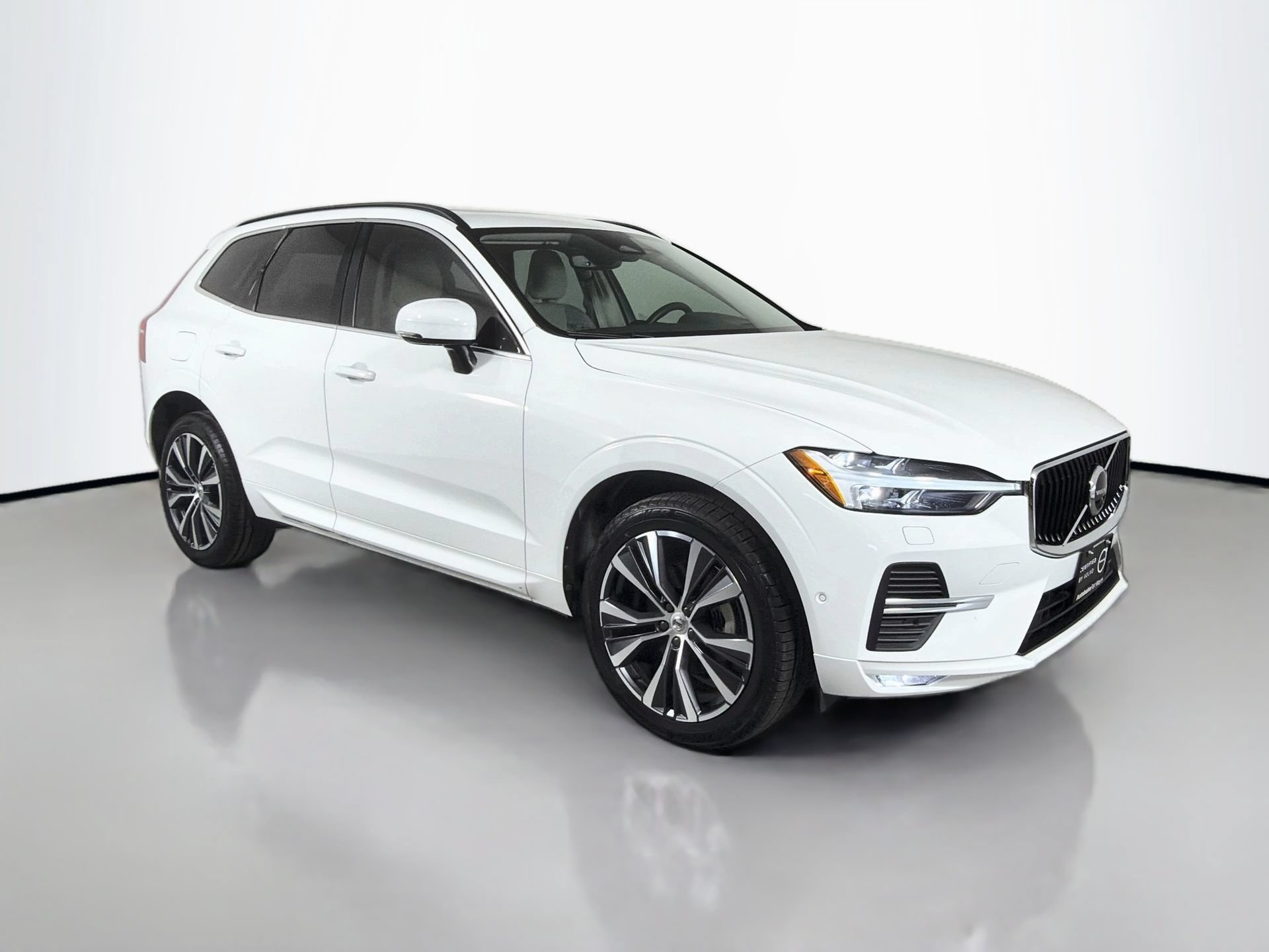 Certified 2022 Volvo XC60 B5 Momentum w/ Advanced Package FWD image 3