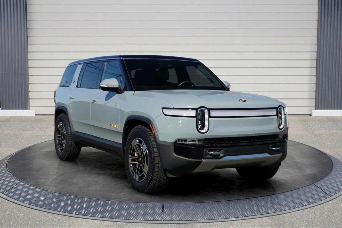 Used 2023 Rivian R1S Adventure image 1