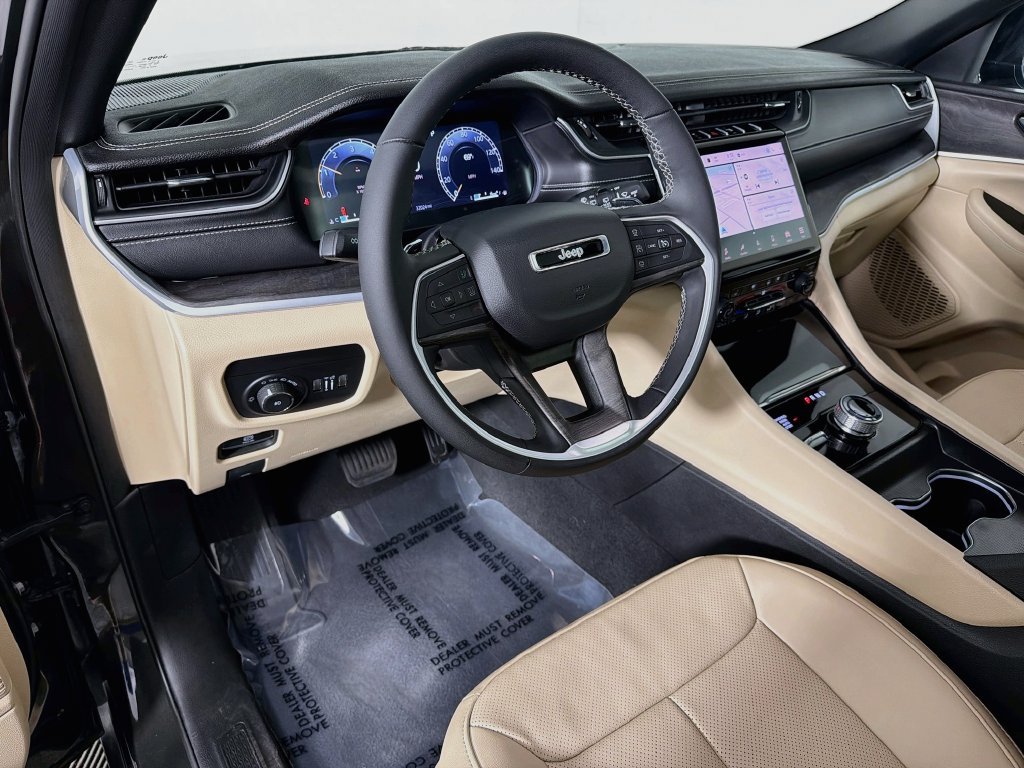 Used 2025 Jeep Grand Cherokee L Limited w/ Luxury Tech Group II AWD/4WD image 9