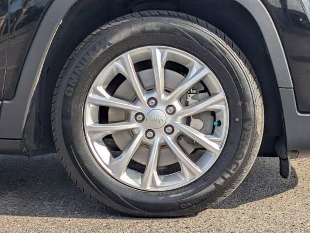 Used 2019 Jeep Cherokee Latitude w/ Popular Appearance Group FWD image 11