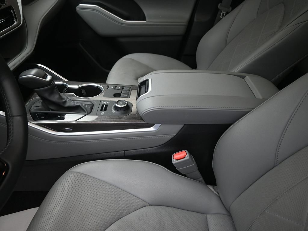 Used 2024 Toyota Highlander Platinum image 21