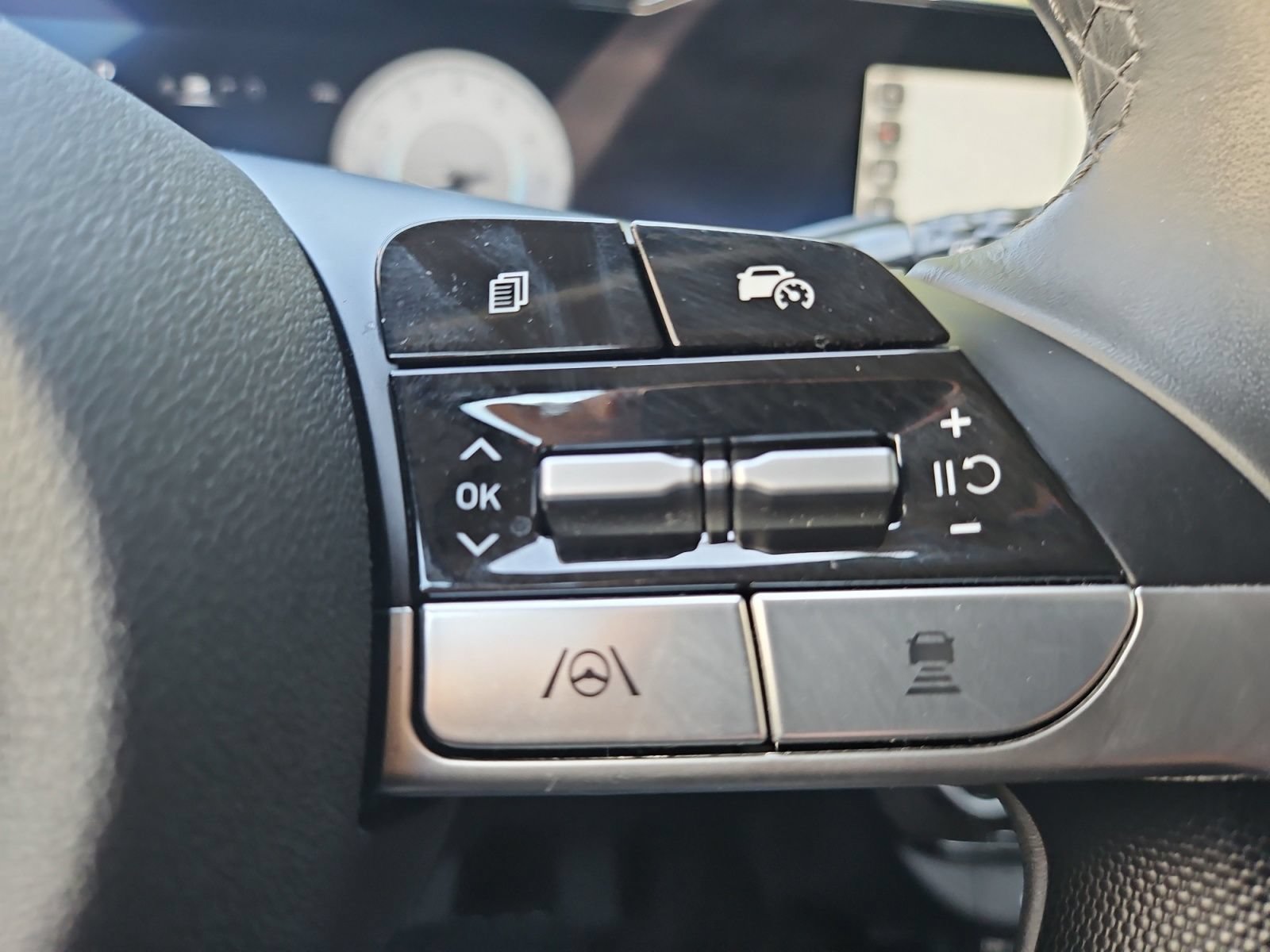 Used 2025 Hyundai Elantra SEL FWD image 29