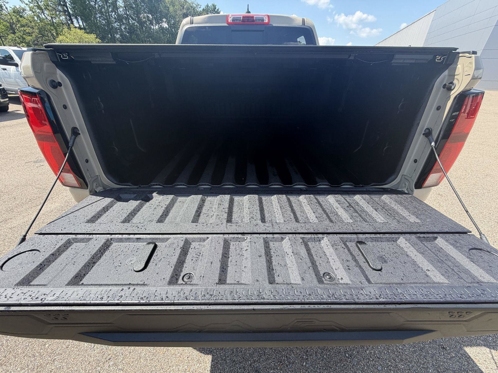 Used 2023 Chevrolet Colorado ZR2 w/ ZR2 Convenience Package III AWD/4WD image 18
