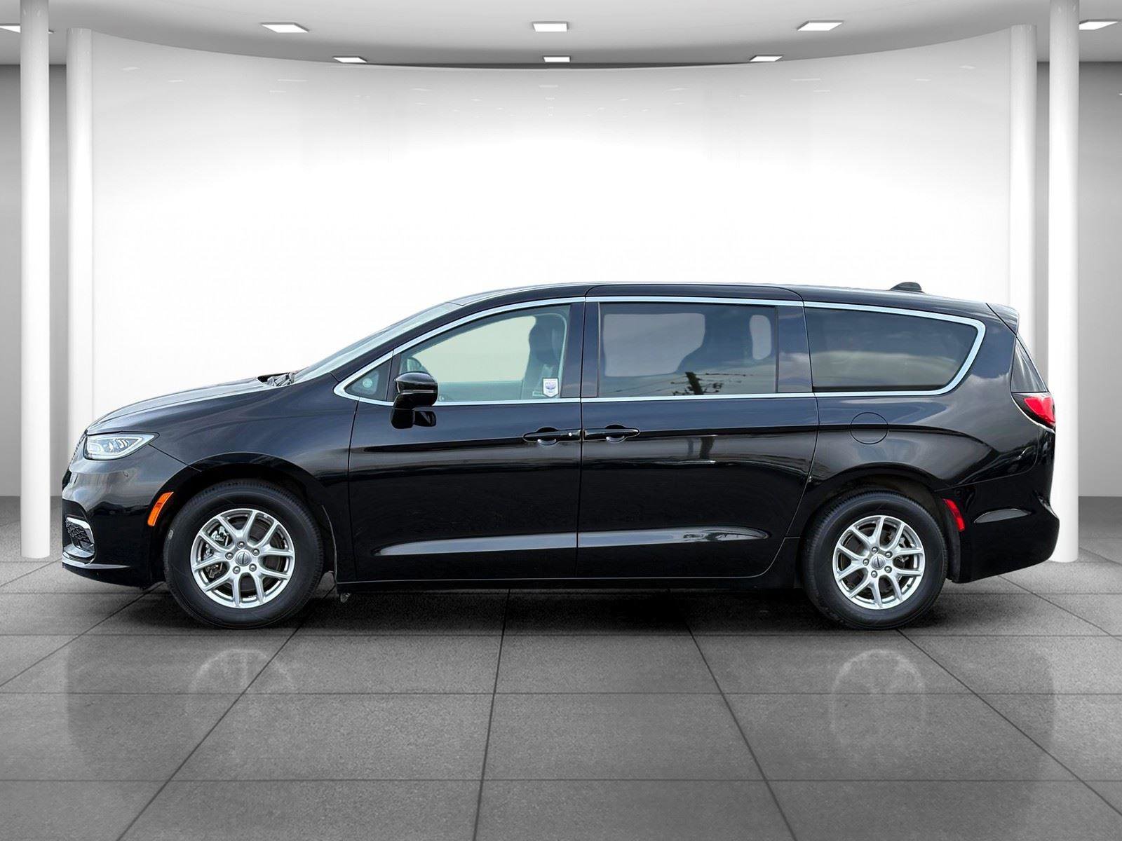 Used 2024 Chrysler Pacifica Touring-L FWD image 4