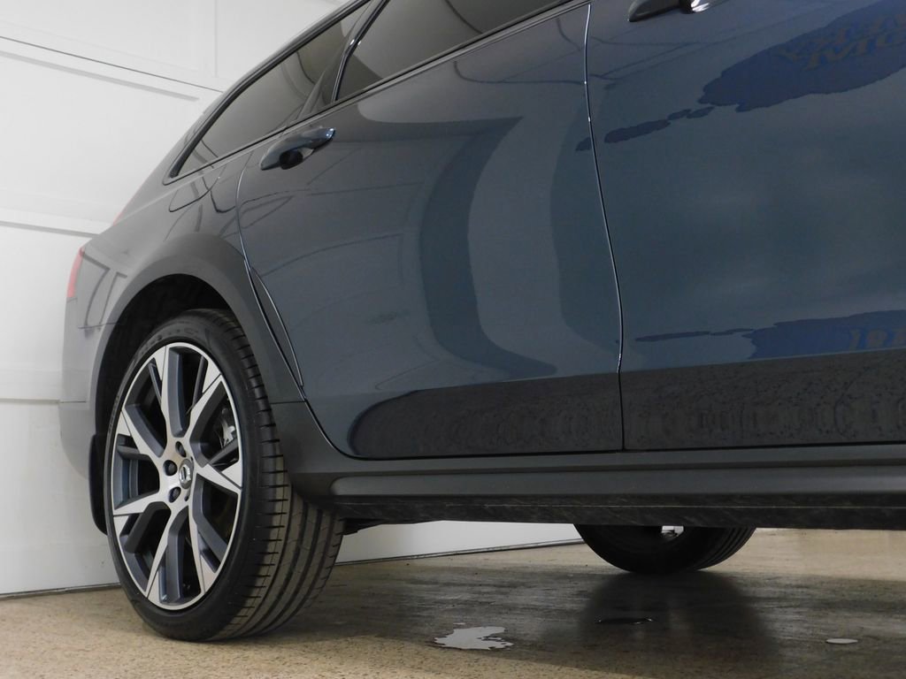 Used 2026 Volvo V90 B6 Cross Country Ultra image 8