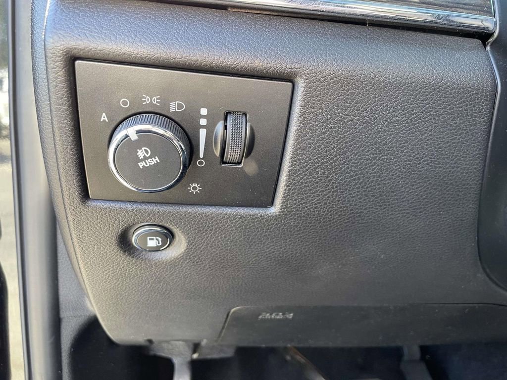 Used 2014 Jeep Grand Cherokee Overland w/ Advanced Technology Group image 21