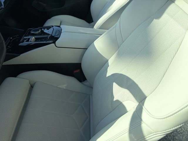 Used 2025 BMW i5 eDrive40i w/ M Sport Package RWD image 9